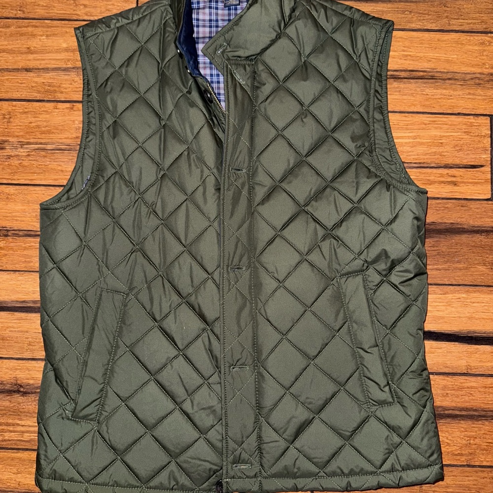 Quilted Green Vest with Diamond Pattern and Stand-Up Collar